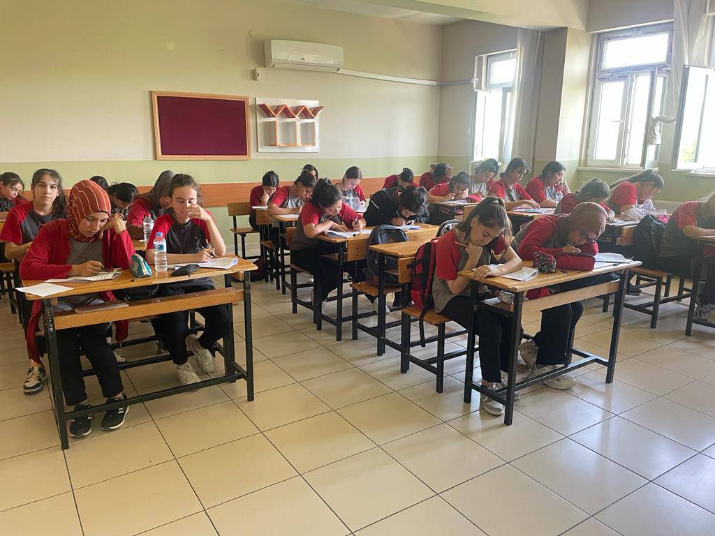 Karacaoğlan Mesleki ve Teknik Anadolu Lisesi’nde Ders Öğretmenlerinin Hazırladığı Deneme Sınavı uygulandı.